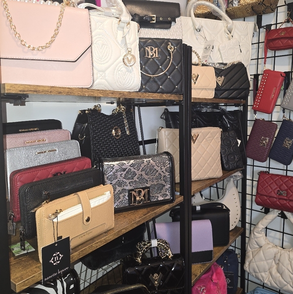 SOLO Handbags/Wallets Show: Next Show Coming Soon! - Picture 4 of 10